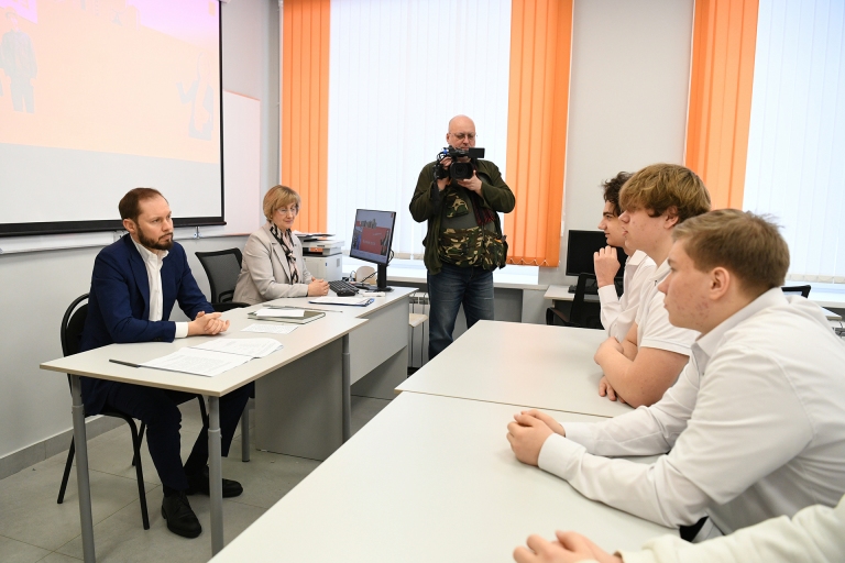 Глава Тверской области провел урок «Разговор о важном» для студентов в Старице