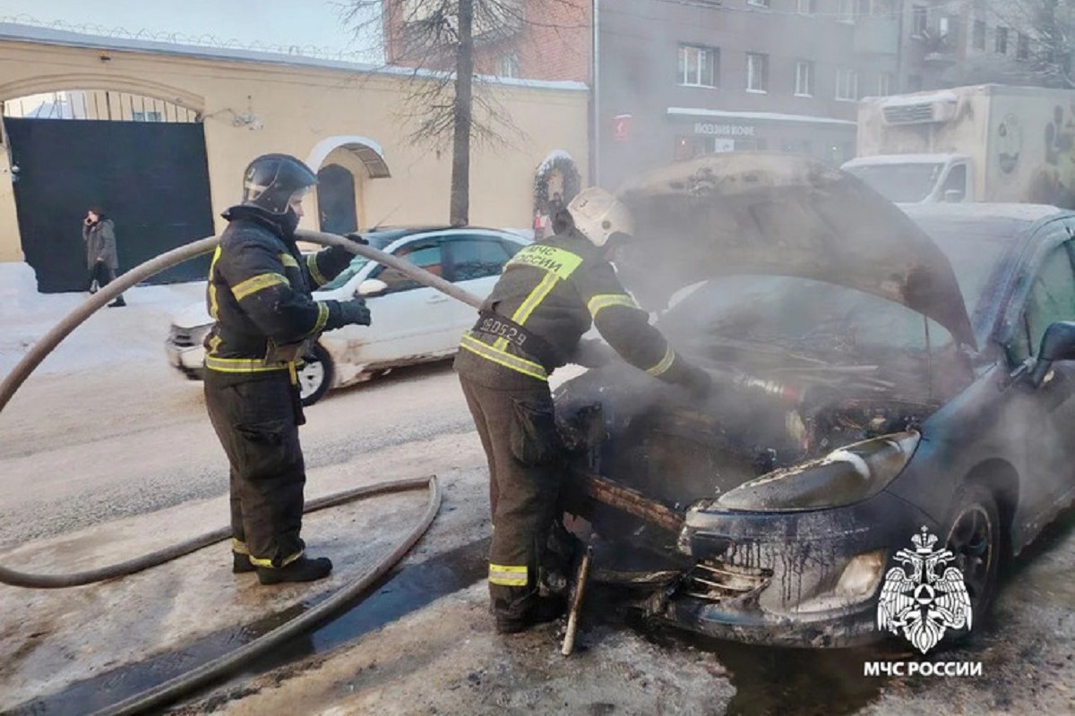 Автомобиль загорелся в Заволжском районе Твери