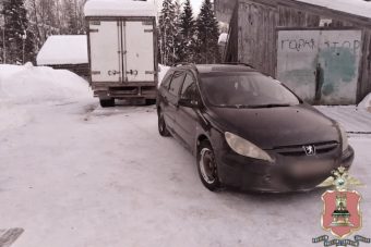 Житель Тверской области угнал у тёти машину, но тут через 3 метра попал в аварию