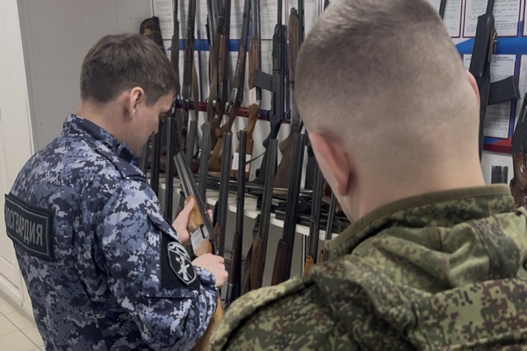 Жители Тверской области пожертвовали десятки ружей с патронами для борьбы с беспилотниками в зоне СВО