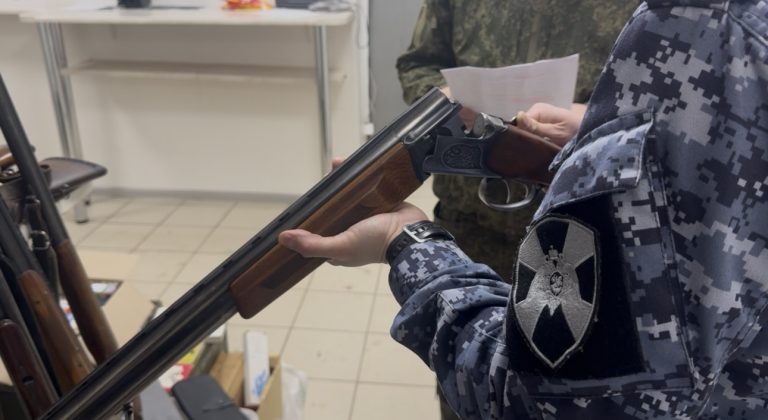 Жители Тверской области пожертвовали десятки ружей с патронами для борьбы с беспилотниками в зоне СВО