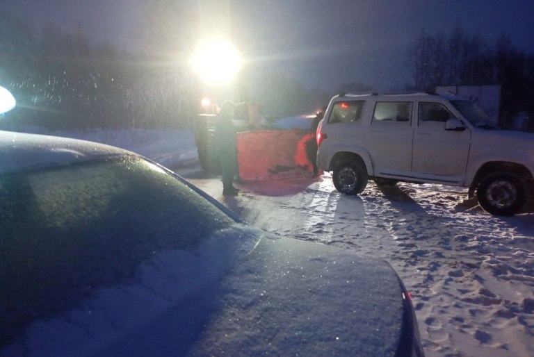 В Тверской области росгвардейцы вызволили машину из снежного плена
