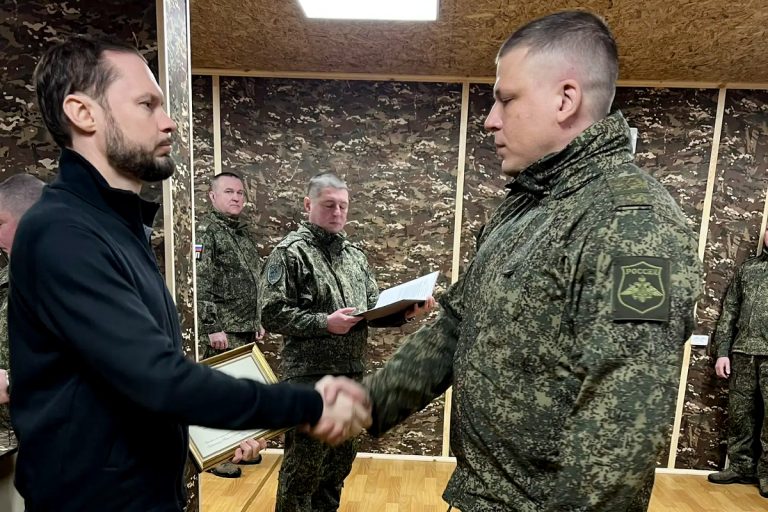 Виталий Королев в зоне проведения СВО вручил награды тверским артиллеристам