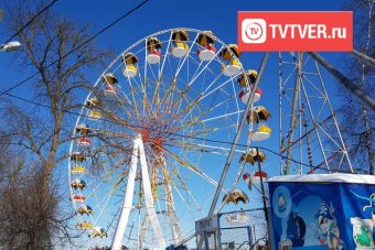 В тверском Горсаду демонтируют колесо обозрения