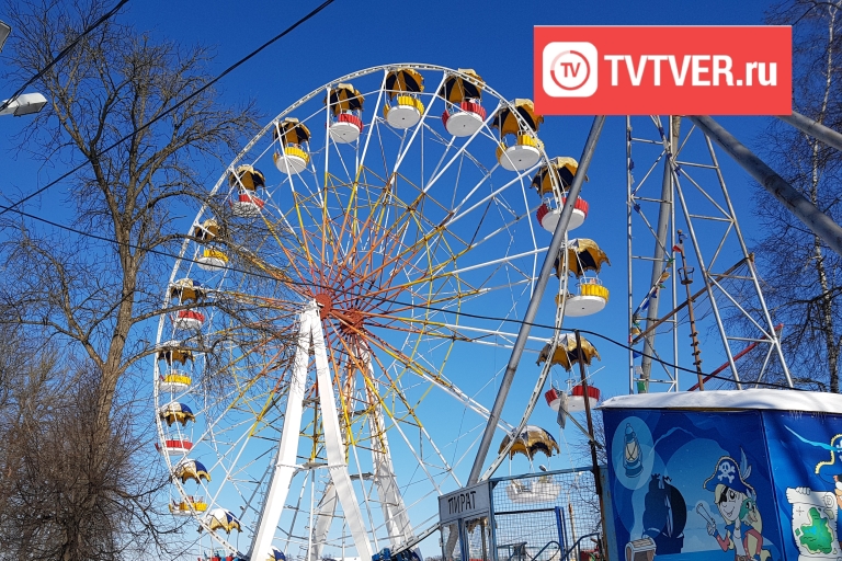 В тверском Горсаду демонтируют колесо обозрения
