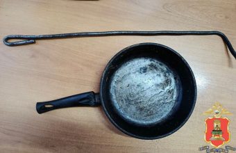 В Тверской области ревнивец избил сожительницу кочергой и сковородкой