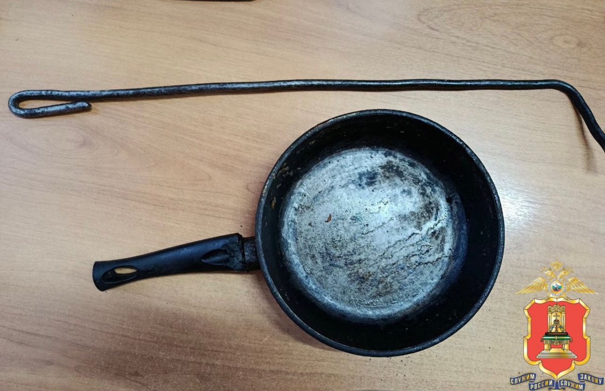 В Тверской области ревнивец избил сожительницу кочергой и сковородкой