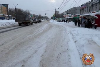 На остановке в Твери 11-летний мальчик упал под колесо автобуса На остановке в Твери 11-летний мальчик упал под колесо автобуса