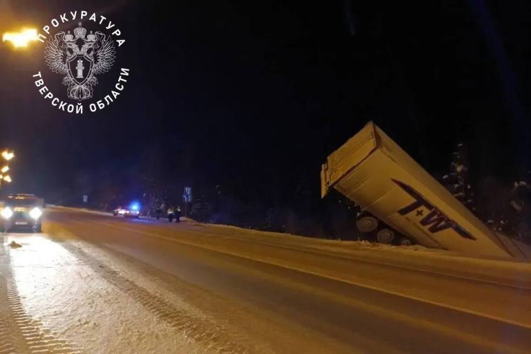 Два человека погибли в ДТП с фурой на М-10 в Тверской области