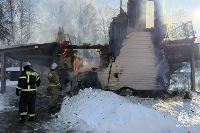 В Тверской области дотла сгорел дом, есть пострадавший