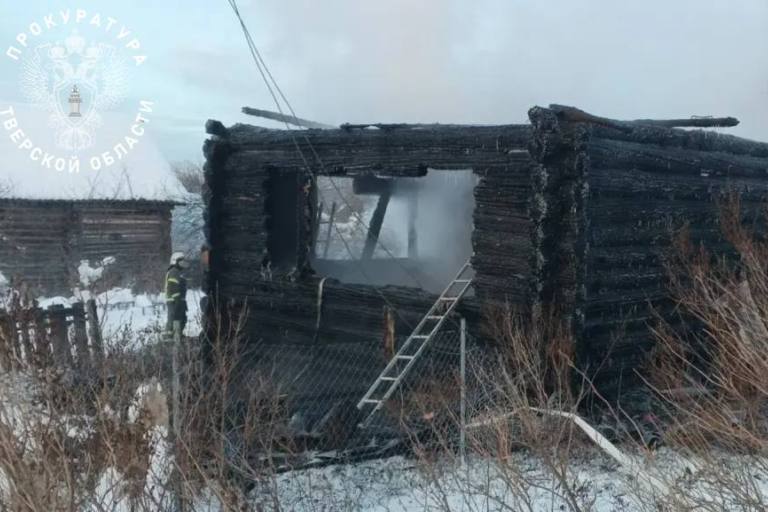 При пожаре в Тверской области погибли мужчина и женщина