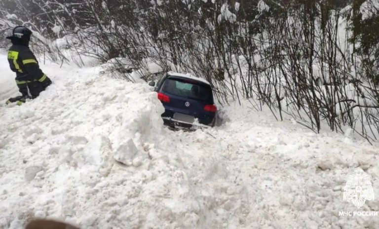 В Тверской области спасатели вызволили машину из снежного плена