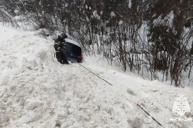 В Тверской области спасатели вызволили машину из снежного плена