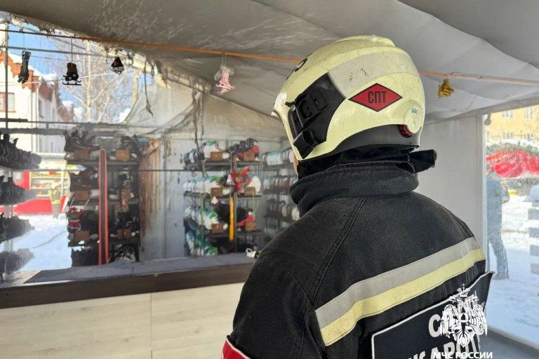 Помещение проката коньков горело на площади Славы в Твери