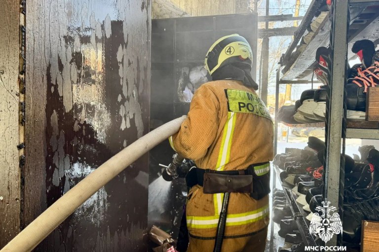 Помещение проката коньков горело на площади Славы в Твери