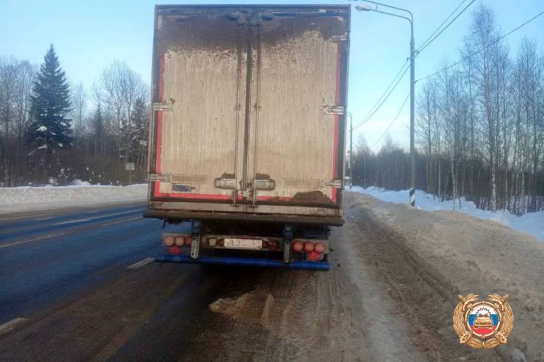 На М-9 в Тверской области 88-летний водитель Chevrolet Niva пострадал в ДТП с фурой