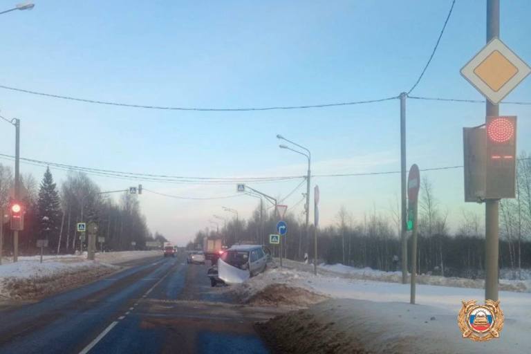На М-9 в Тверской области 88-летний водитель Chevrolet Niva пострадал в ДТП с фурой