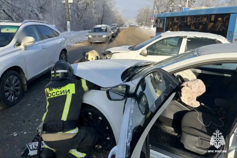 Последствия ДТП в Твери пришлось ликвидировать спасателям