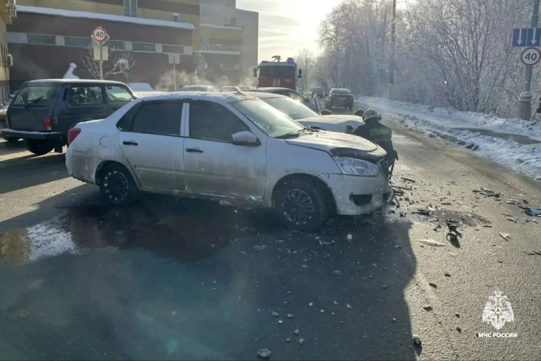 Последствия ДТП в Твери пришлось ликвидировать спасателям