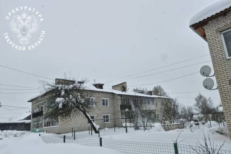 Крыша многоквартирного дома обрушилась в Тверской области