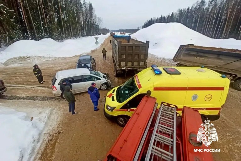 Два человека пострадали в ДТП с многотонным грузовиком под Тверью