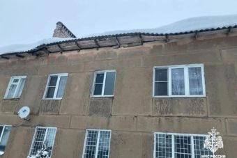 Крыша многоквартирного дома частично обрушилась в Тверской области