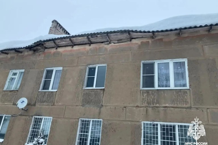 Крыша многоквартирного дома частично обрушилась в Тверской области