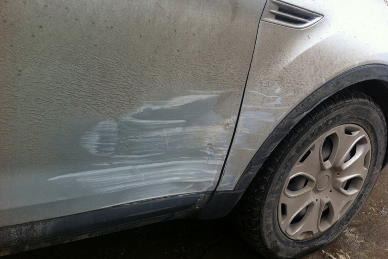 Автоюрист объяснил, что будет, если поцарапать чужой автомобиль дверью и уехать