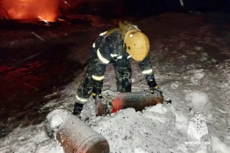 Газовые баллоны выносили из горящего дома в Тверской области