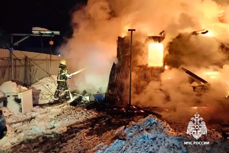 Газовые баллоны выносили из горящего дома в Тверской области