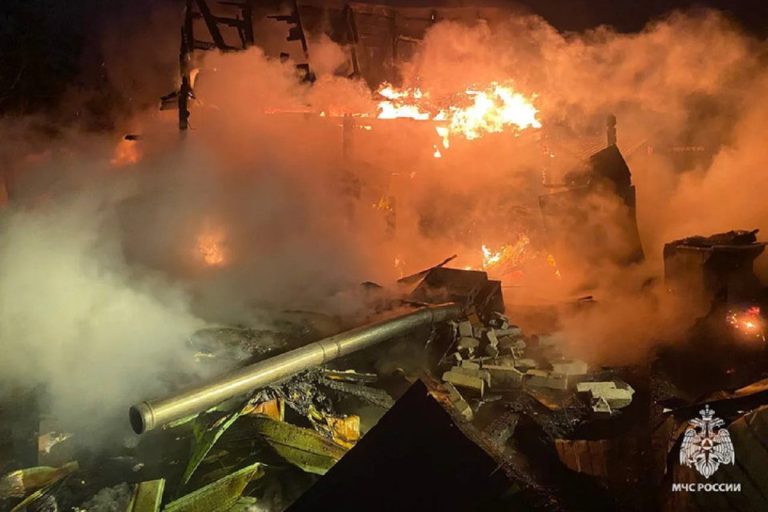 Жилой дом сгорел ночью в Твери