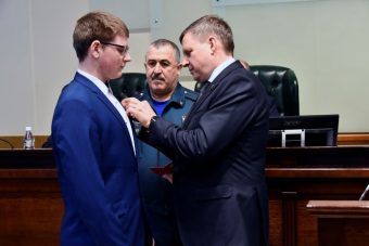 В Тверской области наградили школьника, который спас тонувшего ребенка В Тверской области наградили школьника, который спас тонувшего ребенка