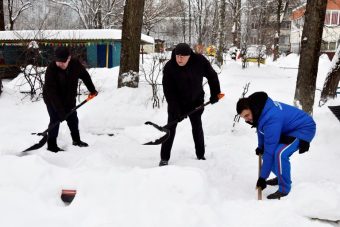 В Тверской области прошла масштабная акция по уборке снега на территории социальных учреждений В Тверской области прошла масштабная акция по уборке снега на территории социальных учреждений