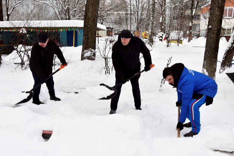 В Тверской области прошла масштабная акция по уборке снега на территории социальных учреждений