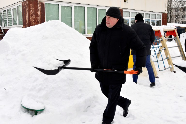 В Тверской области прошла масштабная акция по уборке снега на территории социальных учреждений