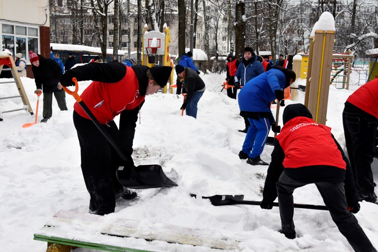 В Тверской области прошла масштабная акция по уборке снега на территории социальных учреждений