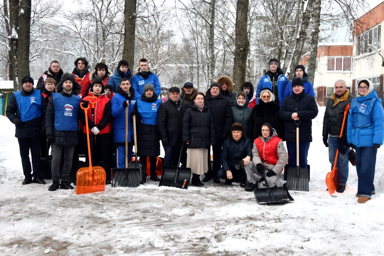 В Тверской области прошла масштабная акция по уборке снега на территории социальных учреждений