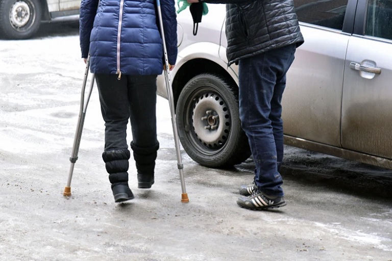 Стало известно, как получить компенсацию за травму на гололеде