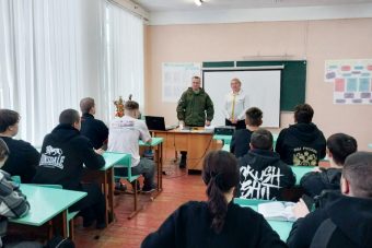 В учебных заведениях Тверской области проходят встречи с героями СВО