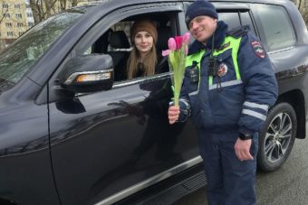 В Твери прошла акция «Цветы для автоледи»