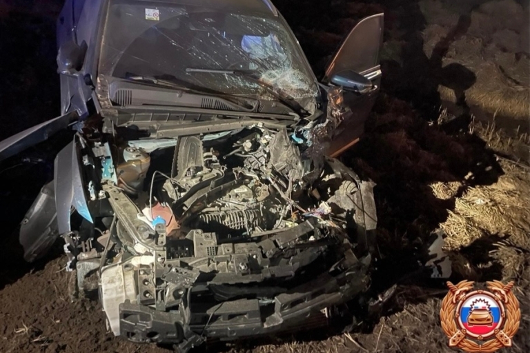 В Тверской области водитель кроссовера подставился под удар КАМАЗа