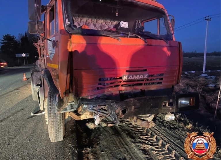 В Тверской области водитель кроссовера подставился под удар КАМАЗа