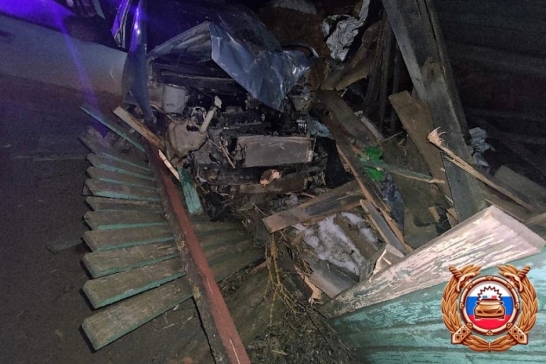 В Тверской области легковушка протаранила гараж