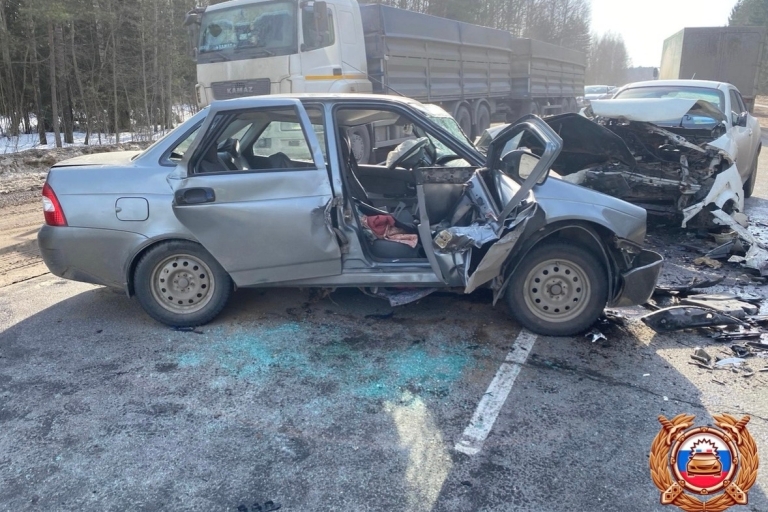 Два водителя пострадали в столкновении легковушек под Тверью