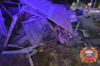 В Тверской области легковушка протаранила гараж