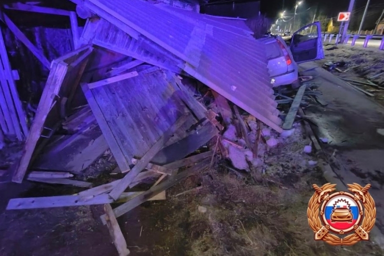 В Тверской области легковушка протаранила гараж