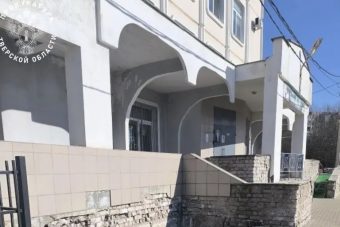 Разрушающееся крыльцо детской поликлиники в Твери привлекло внимание прокуратуры и следкома