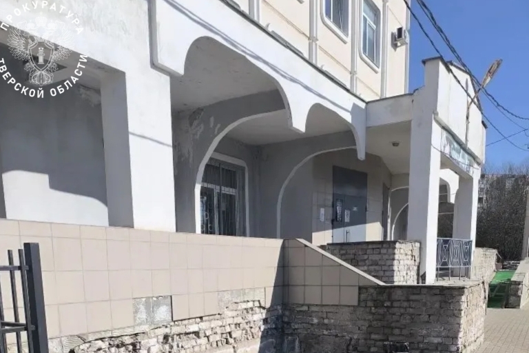 Разрушающееся крыльцо детской поликлиники в Твери привлекло внимание прокуратуры и следкома