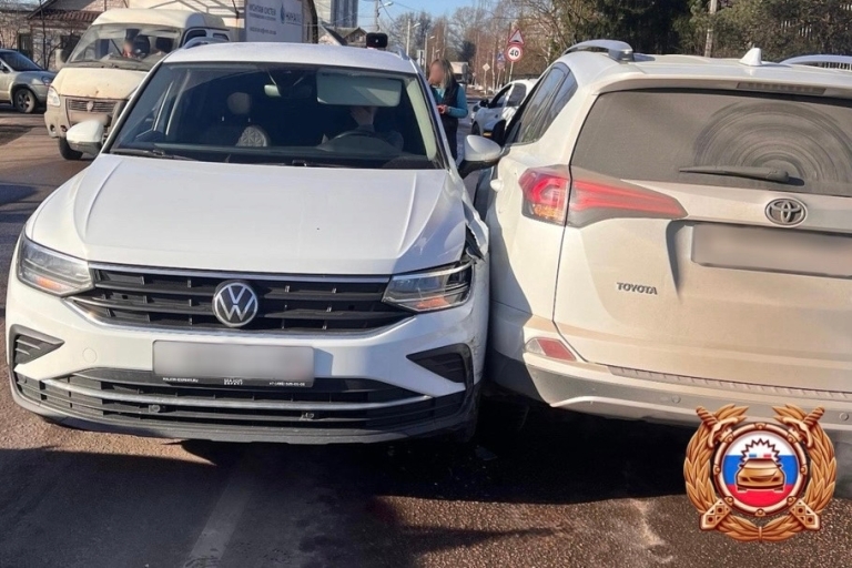 В Твери не разъехались две автоледи на кроссоверах