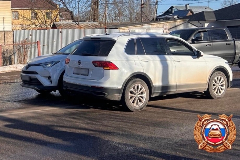 В Твери не разъехались две автоледи на кроссоверах